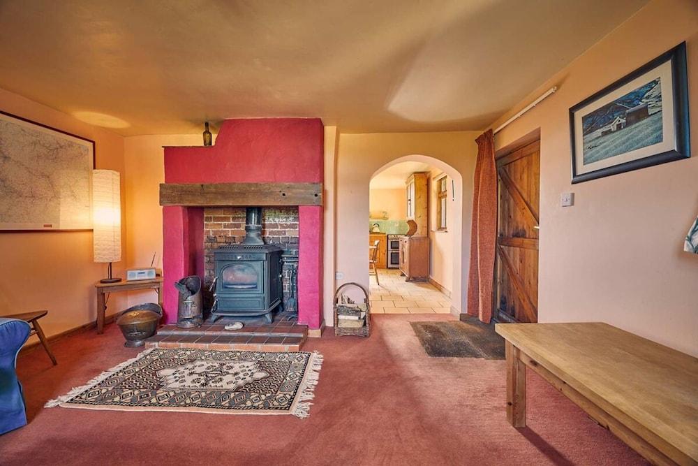 هوست ستاي ذا ريد بريك بارن