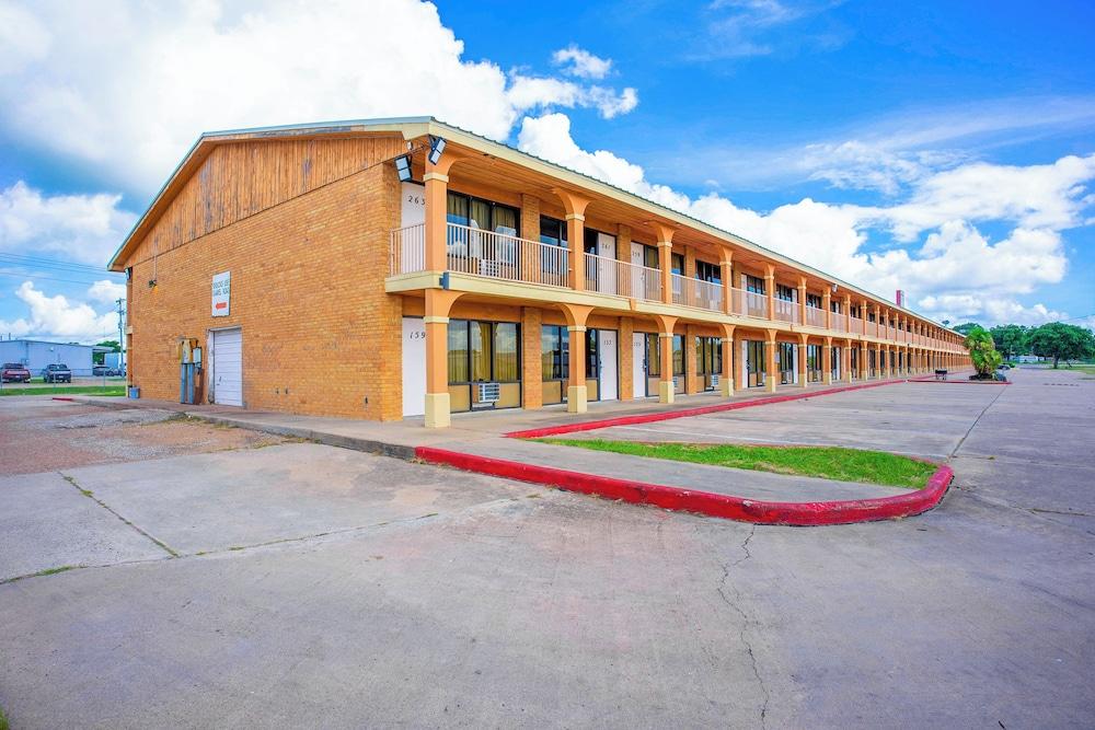 River Valley Motor Inn Exterior