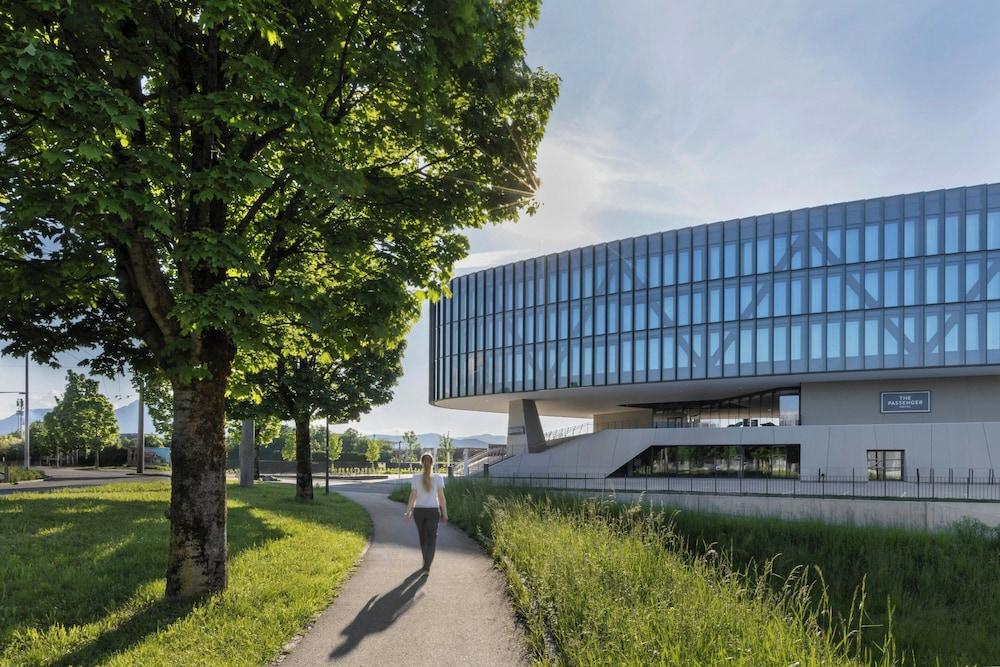 ذا باسنجر، إيه تريبوت بورتفوليو هوتل المنطقة الخارجية