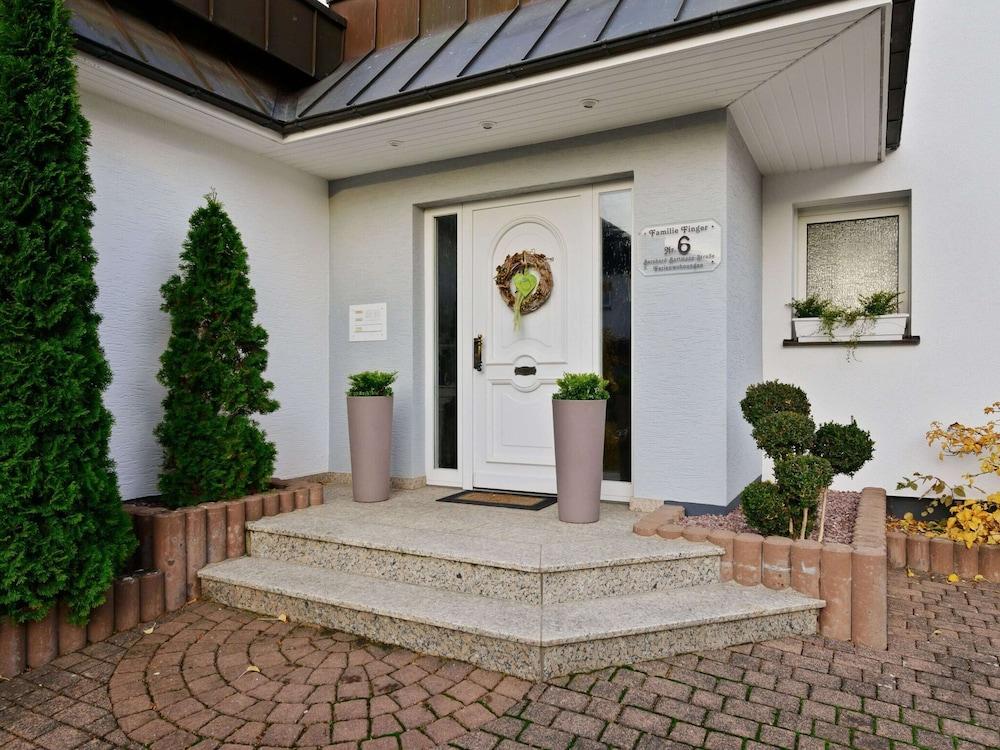 سبيشيوس أبارتمنت إن مدفيلد ويذ برايفت تيراس المنطقة الخارجية