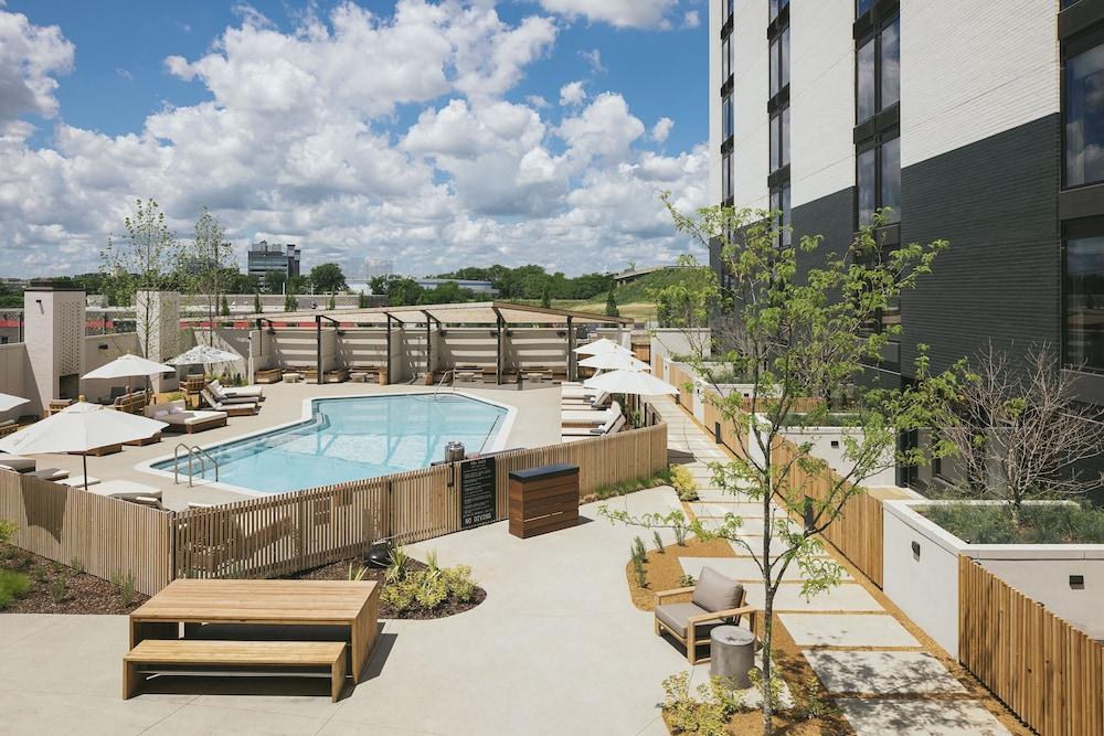 دريفت ناشفيل، آ ميمبر أوف ديزاين هوتلز حمام سباحة مكشوف