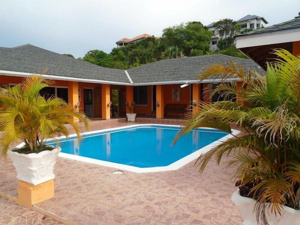 PALM TREE VILLAS Waterslide