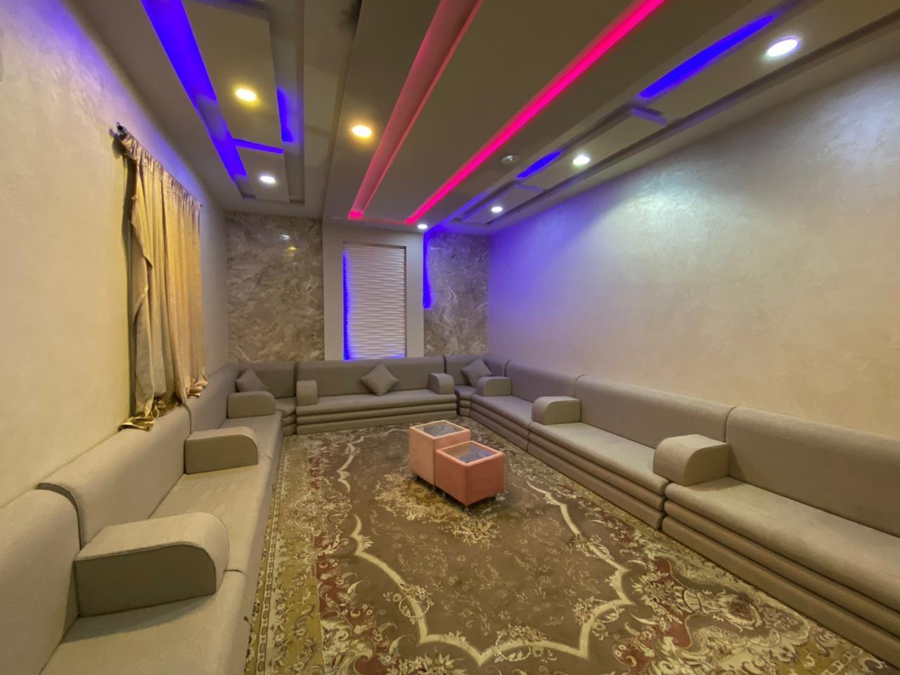 شالية بتصميم انيق ومجلس داخلي | 3672 مجلس داخلي