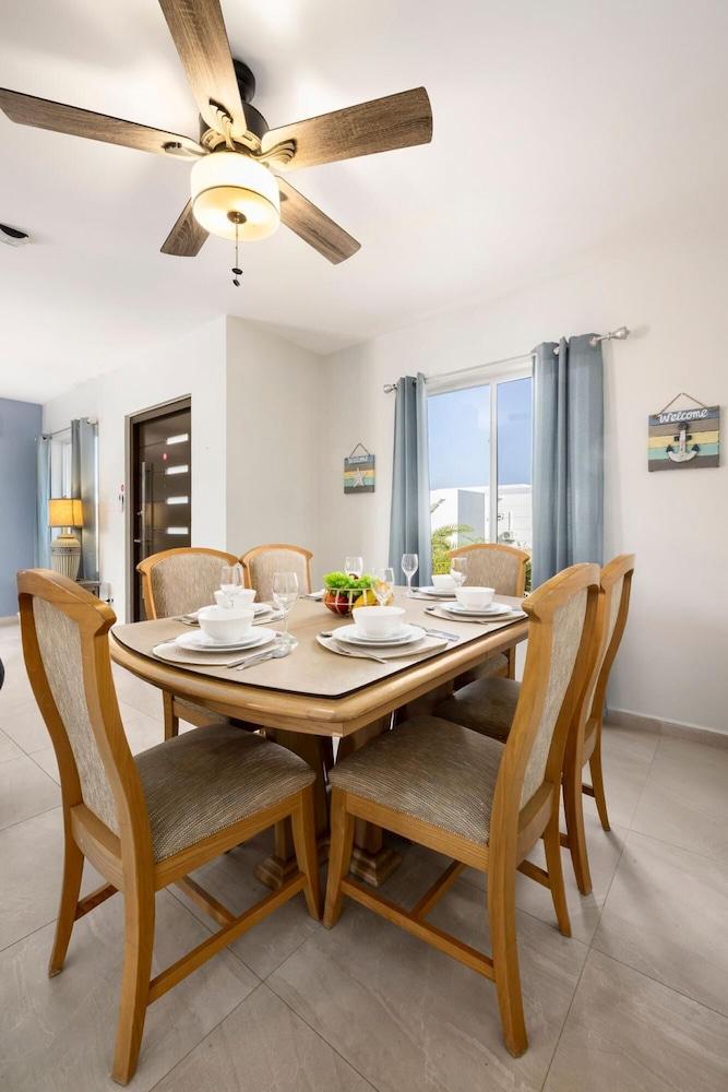 3BR Villa Central Location Private Pool Patio Room
