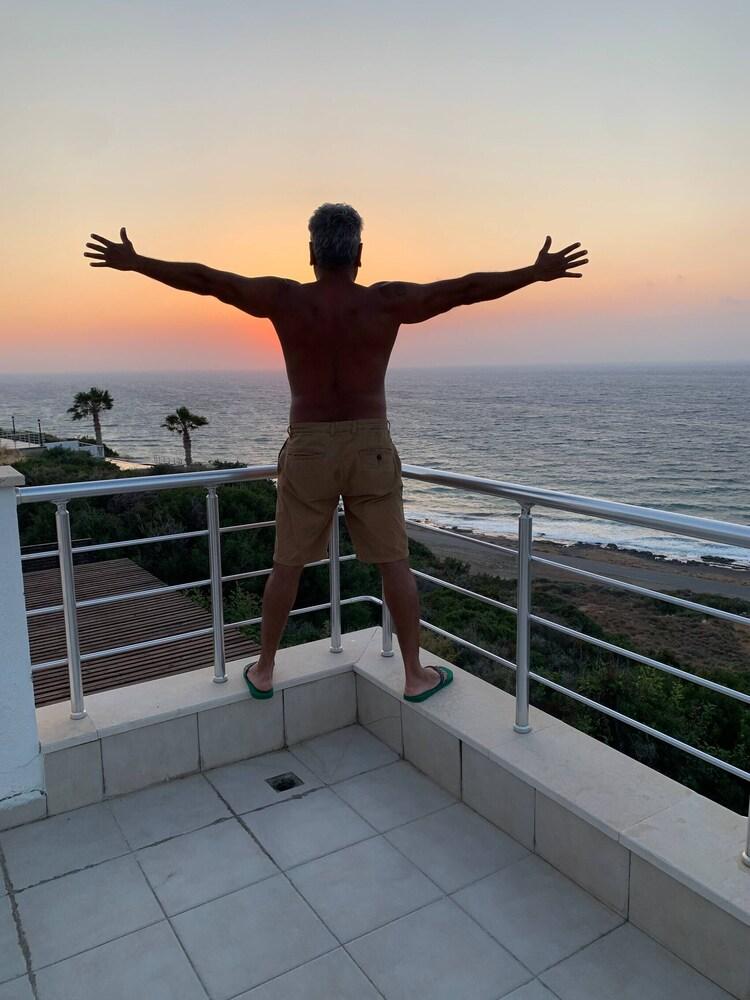 كورديناتس أر 6 35.3480640، 33.5800703، سي كليف فيلا، نورث سيبروس المنطقة المحيطة بالمنشأة