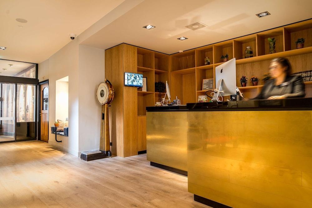 داي بورت فان كليف هوتل الردهة