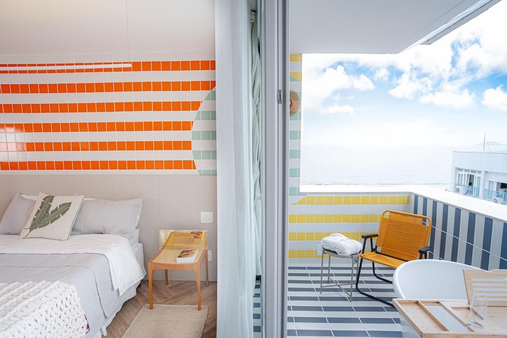 سي فيو آند بالكوني ويذ باثتوب بي جي ستاندارد غرفة