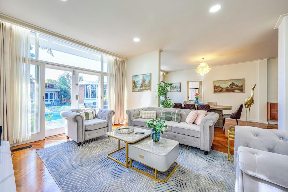 StayAU Spacious 6BR McKinnon Pool Home Featured Image