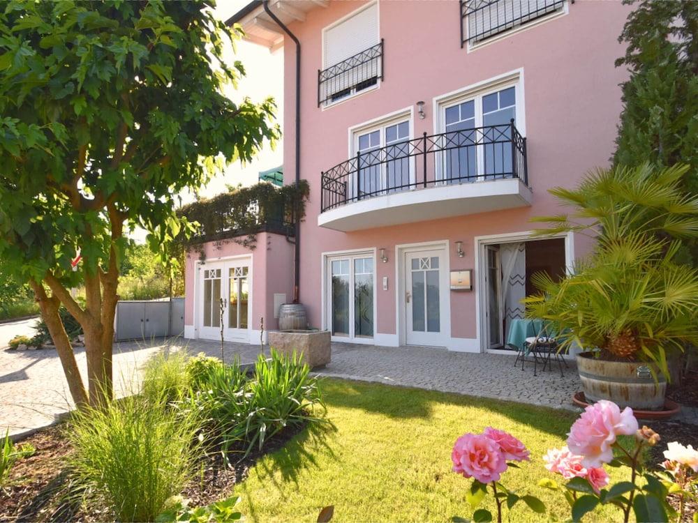 لوفيلي فلات إن ديجيندورف ويذ لاكوريوس فورنيشينجز ويذ ساذرن فلير