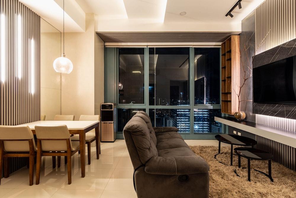 Luxury 2BR Gem in One Uptown, bgc Featured Image