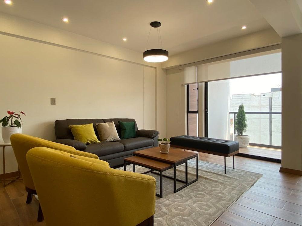 Incredible 3BR With Balcony in Miraflores Room