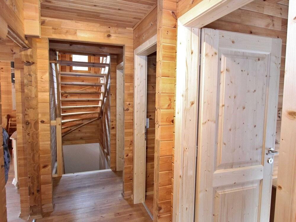 مودرن تشاليت ويذ هوت توب إن كريميل داخلي