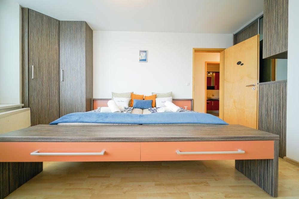Slavic Spacious Apartment by CHORS Room