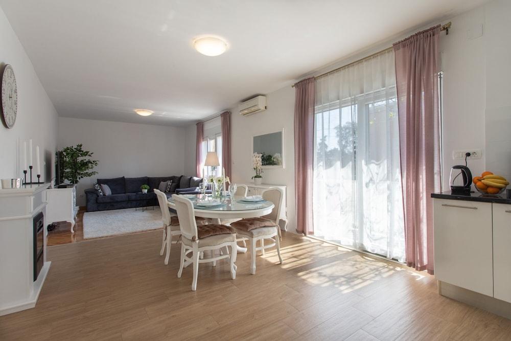 Apt Sara - Classy 100 m2 w Balcony, 2 min to Beach Featured Image