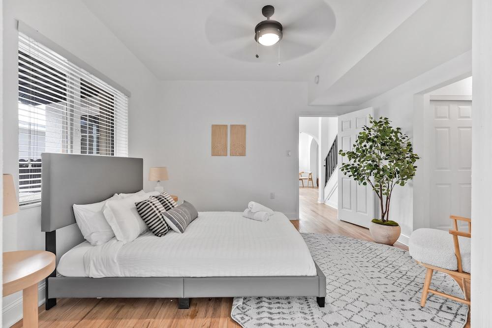 Stylish & Modern 4BD Home