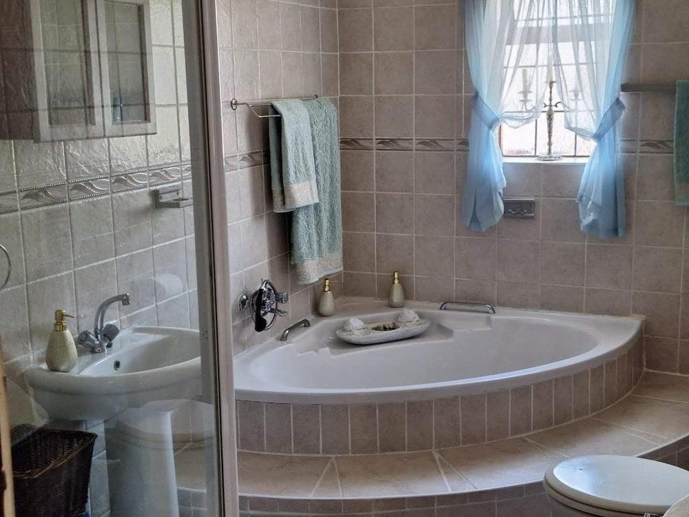 Minutes to Beach Addo Elephant National Park Marine Protected Areaer Bathroom