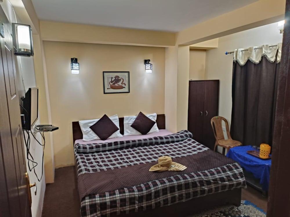 Goroomgo Mountview Darjeeling Room