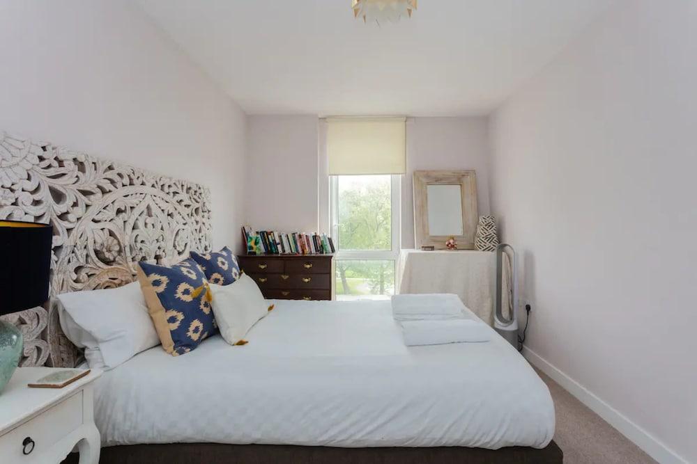 إكليكتيك 2 بد روم أبارتمنت إن شوريديتش ويذ إيه بالكوني غرفة