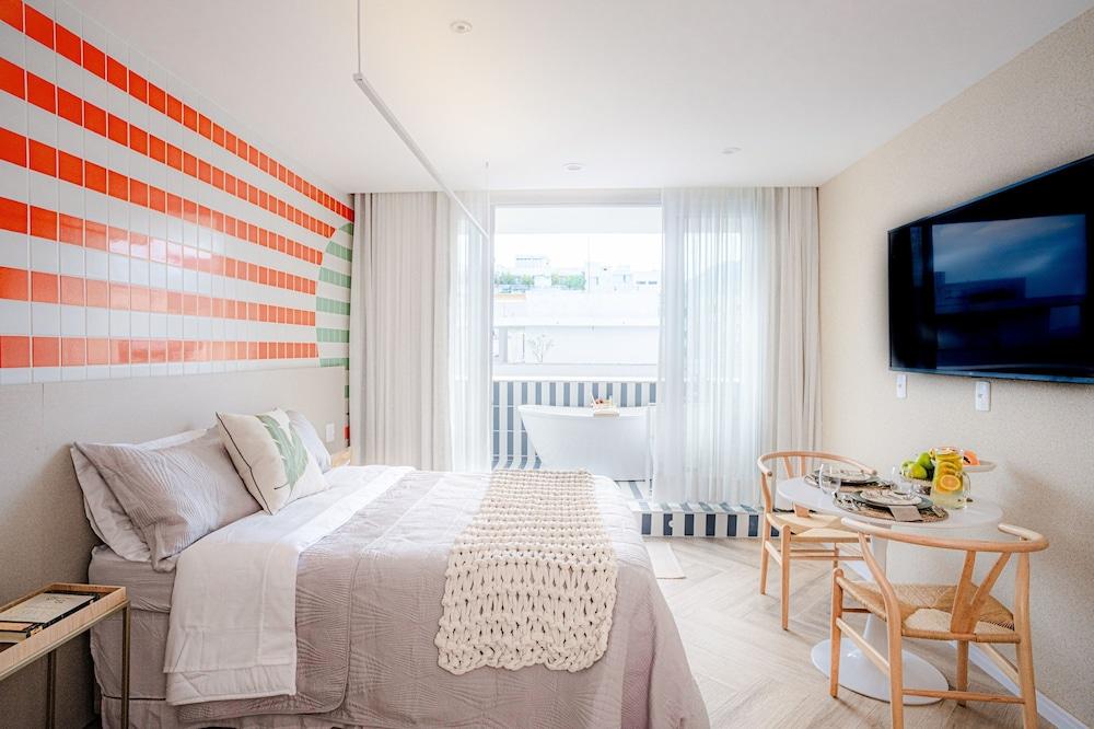 سي فيو آند بالكوني ويذ باثتوب بي جي ستاندارد غرفة