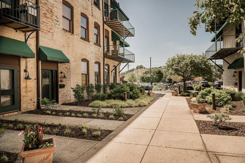 ووترفرونت 2بدن رو ٔكوندو إن غراند هايفن 110 تفاصيل الفندق من الخارج