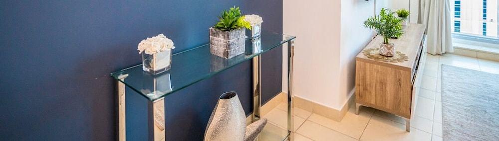 هومز جيتاواي- شقة مريحة مكونة من غرفتي نوم في الشعلة، دبي مارينا حمام سباحة مغطى