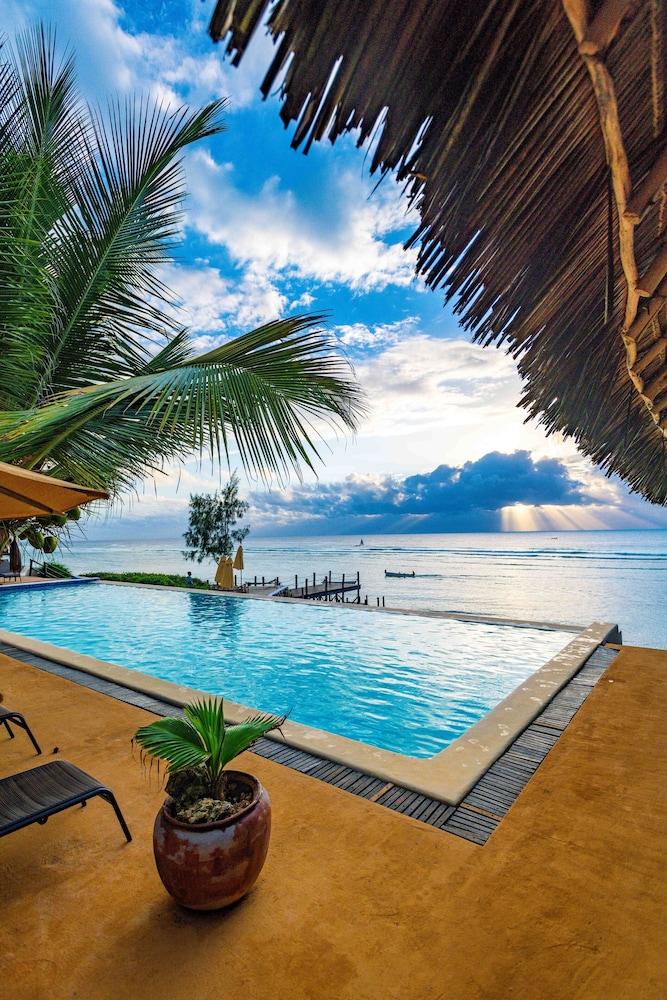 صن شاين مارين لودج