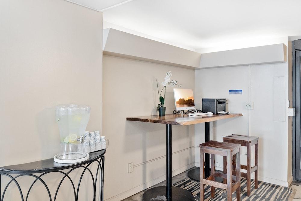 باسيفيك مونارك كوندوس نير وايكيكي بيتش بي/ سيتي فيو آند بارتيال أوشن فيو داخلي