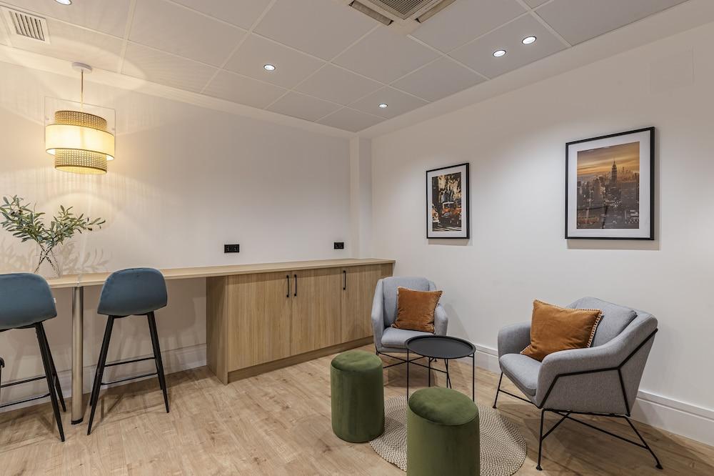 إم تشئبرتمنتس سوهو مدريد داخلي