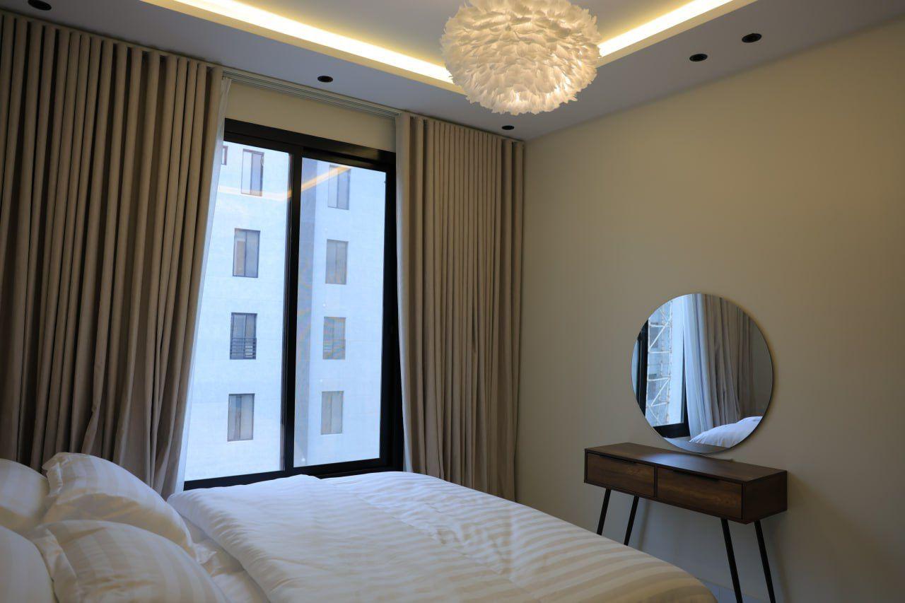 شقة بتصميم جذاب بأثاث مريح وبسيط | 5582 غرفة نوم