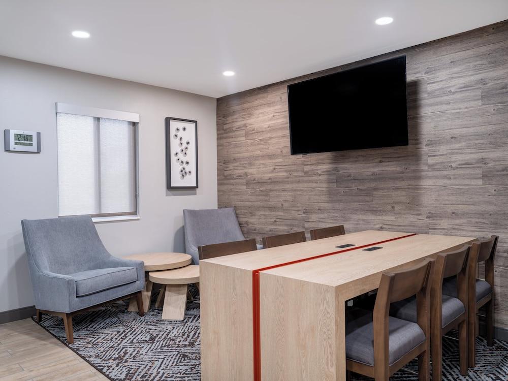 كاندلوود سويتس روكفورد باي آيتش جي المنطقة الخارجية