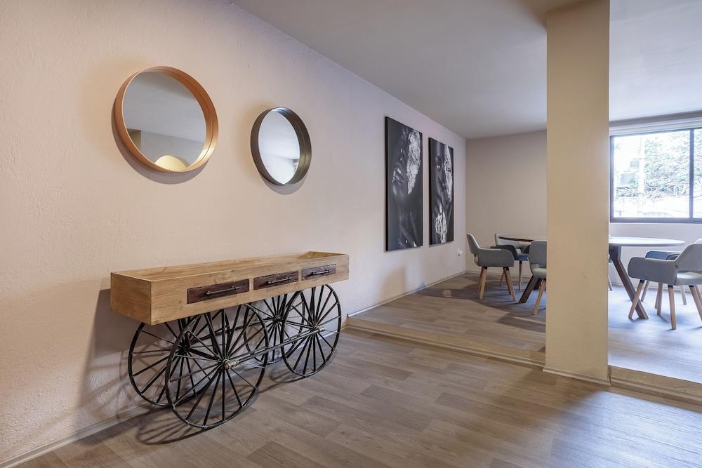 Relax & Recharge in Roma - Elevator - Sleeps 7 Interior