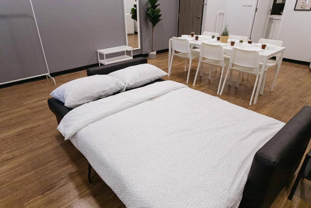 يو3 لارج 2 بيدروم فول كيتشين نير بي تى إس أودومسوك أخرى