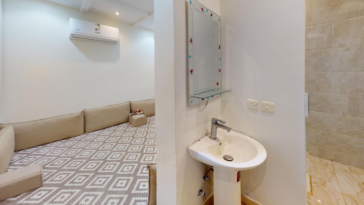 Comfy Istiraha with Pool | 242 Bathroom