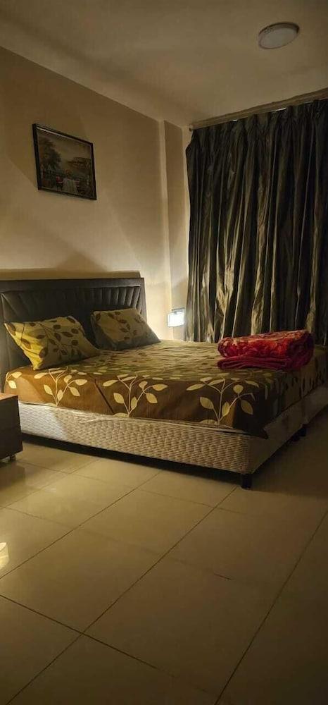 Furnished Studio Appartment in Burdubai Room