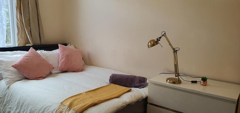 Room in Guest Room - Nice Large Room in Coventry Interior