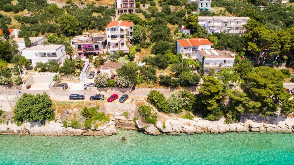 Apt Next to the Beach w Balcony and sea View Exterior