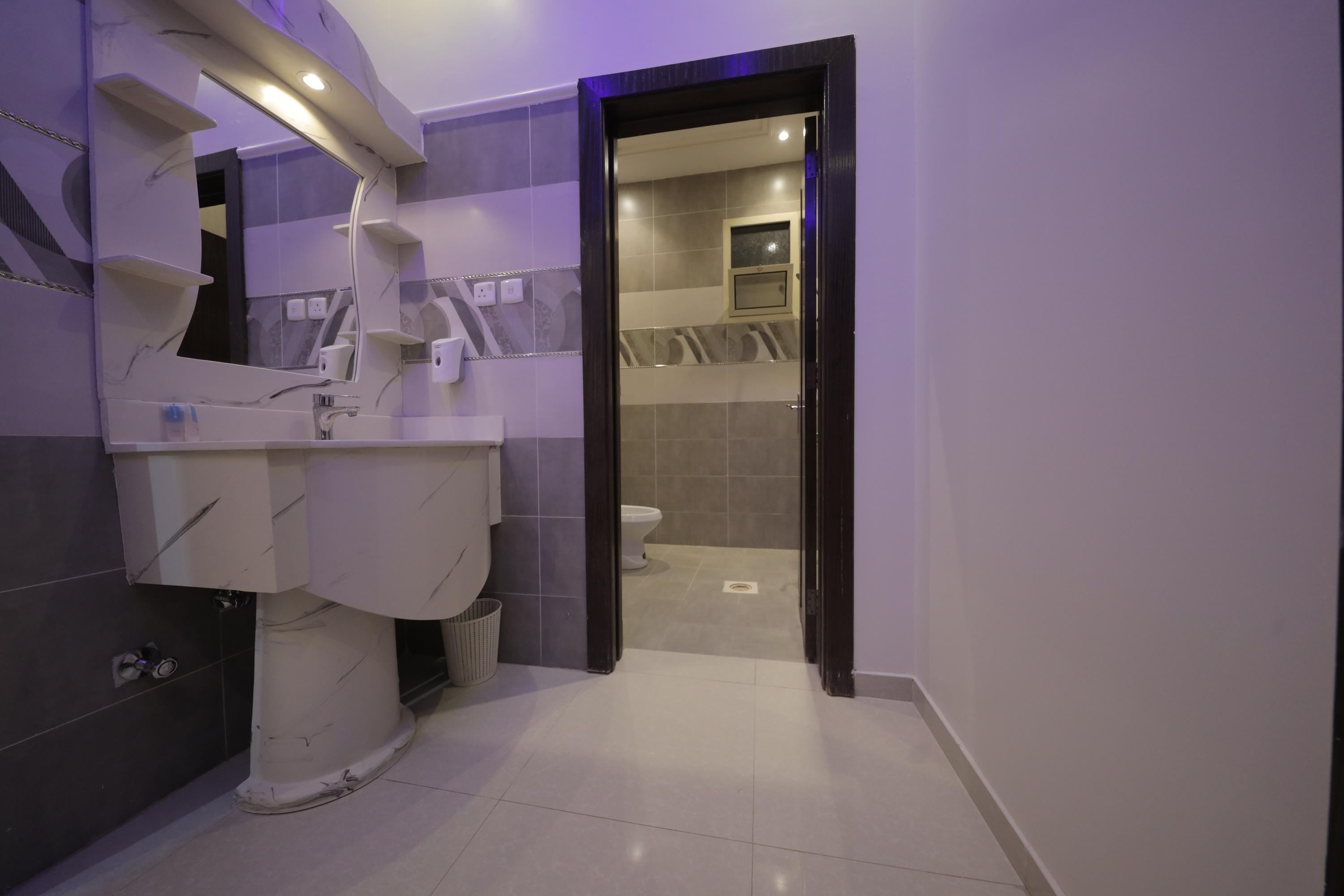 Elegant Chalet with Comfortable and Simple Furniture | 2657 Bathroom