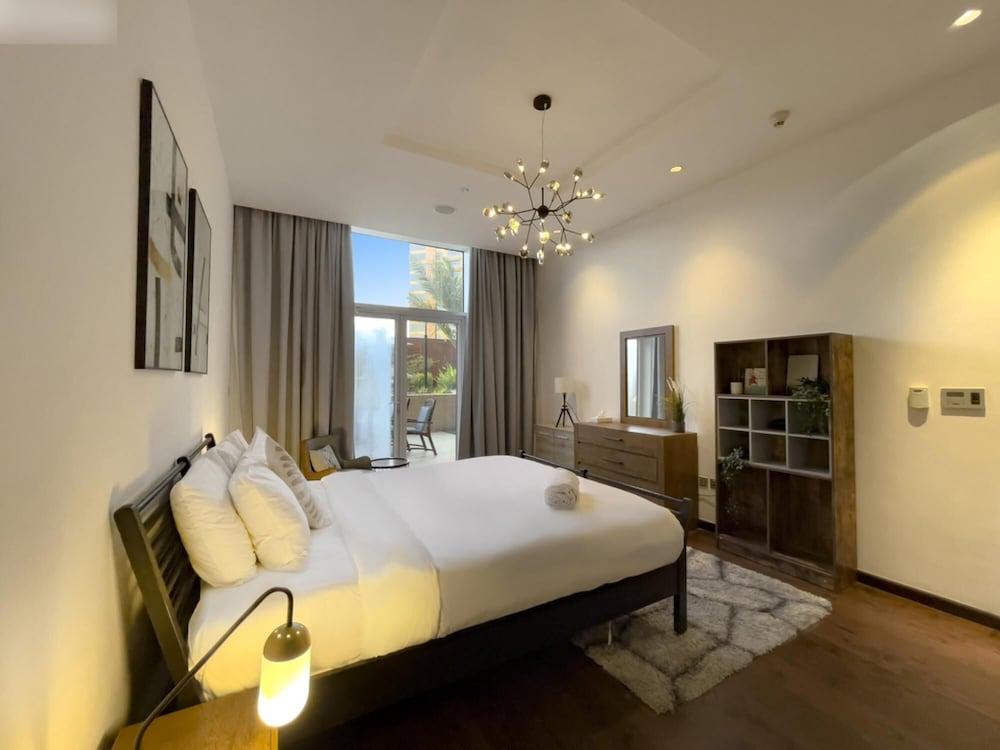 مساحة معيشة في منتجع بشاطئ خاص وحمام سباحة لا متناهي، بي إن بي إم إي هومز غرفة