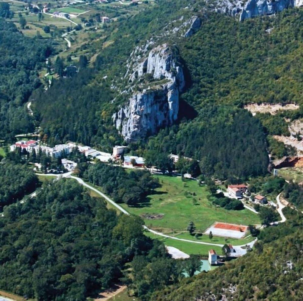 هيلث ريزورت آند سبا إستارسكي توبليس ميرنا منظر من الجو