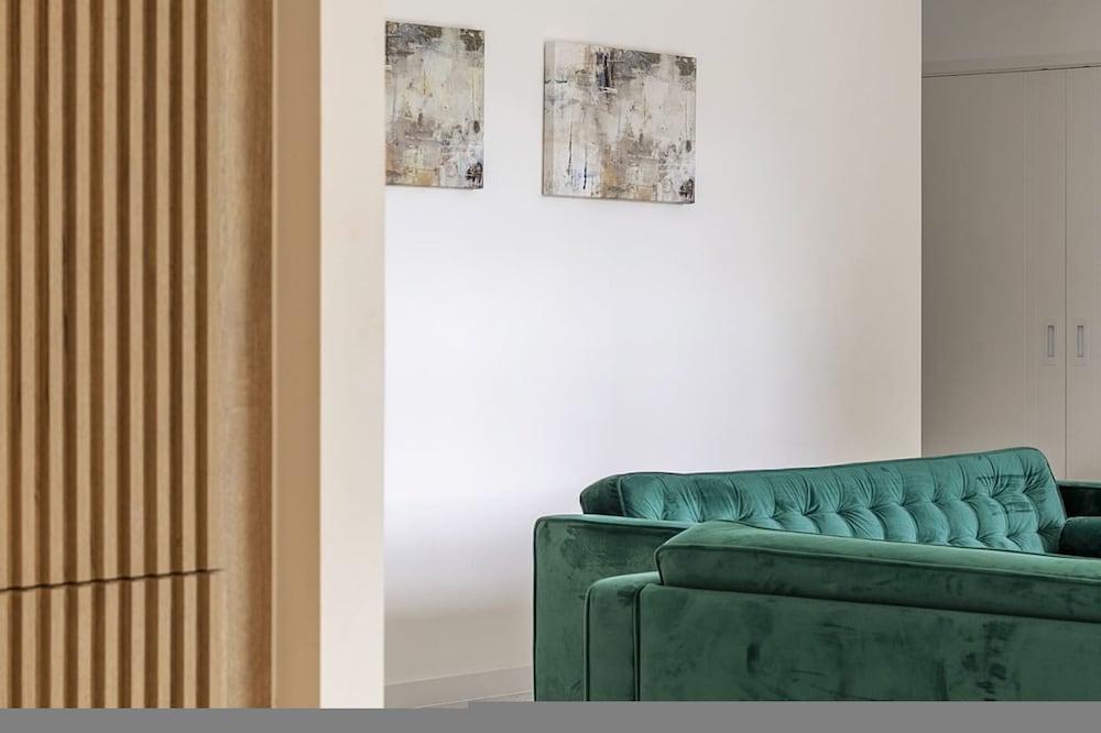 لاكشري سبيشوس فلات ويذ كومونال جاردنز باركينج داخلي