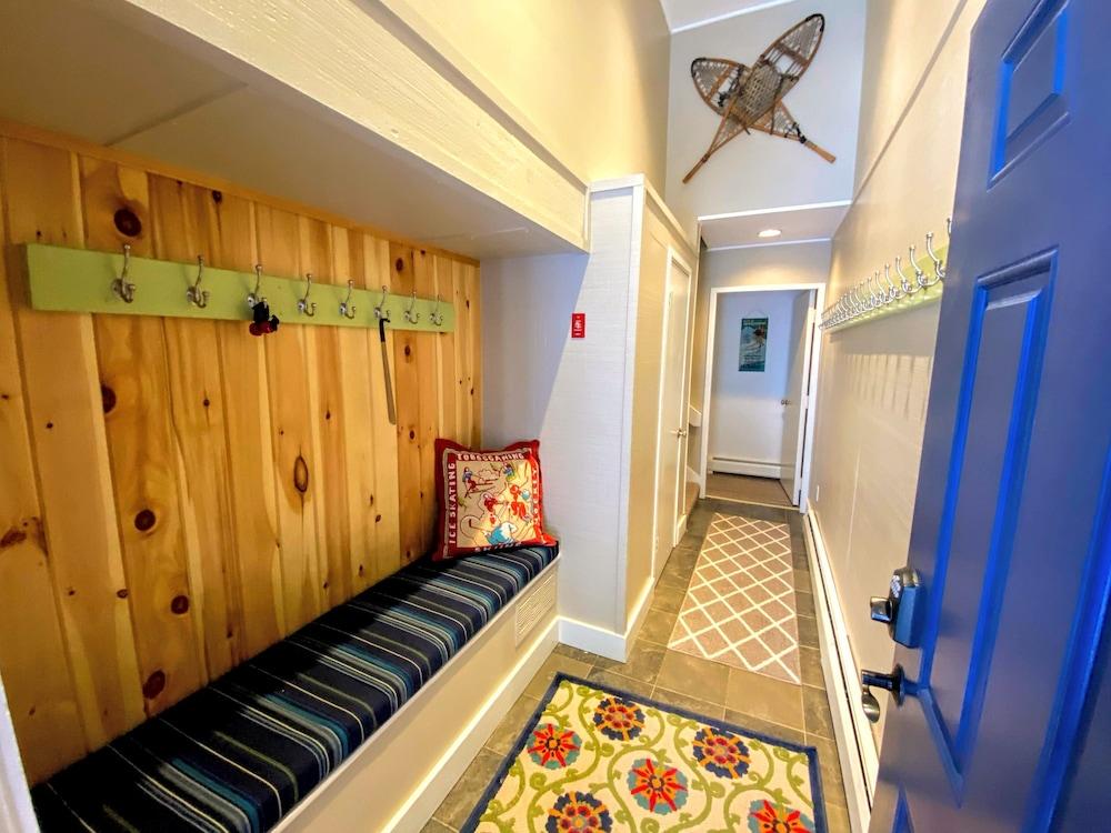 A1 Luxury Bretton Woods Ski-in Ski-out Townhome Next to Beginner ski Area Fast Wifi Keyless Entry Room