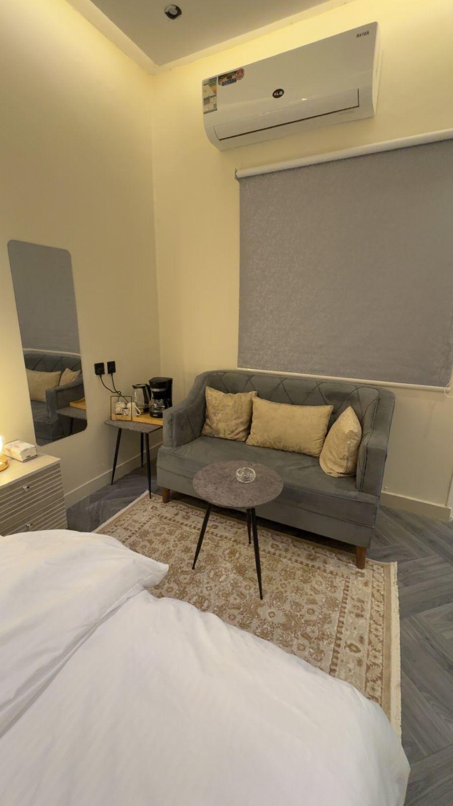 Elegant Studio with Comfortable and Simple Furniture | 5633 Bedroom