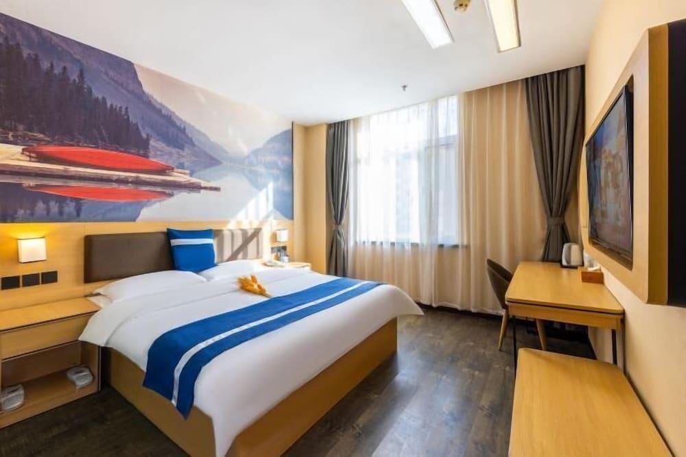 Kaida Light Hotel (Lanzhou West High-speed Railway Station Tumendun Subway Station)