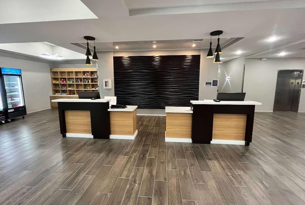 لا كينتا إن آند سويتس باي ويندام كورالفيل أيوا سيتي الردهة