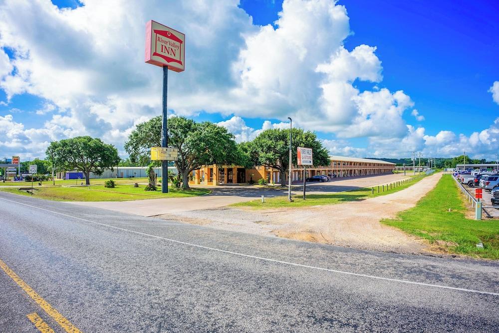 River Valley Motor Inn Exterior