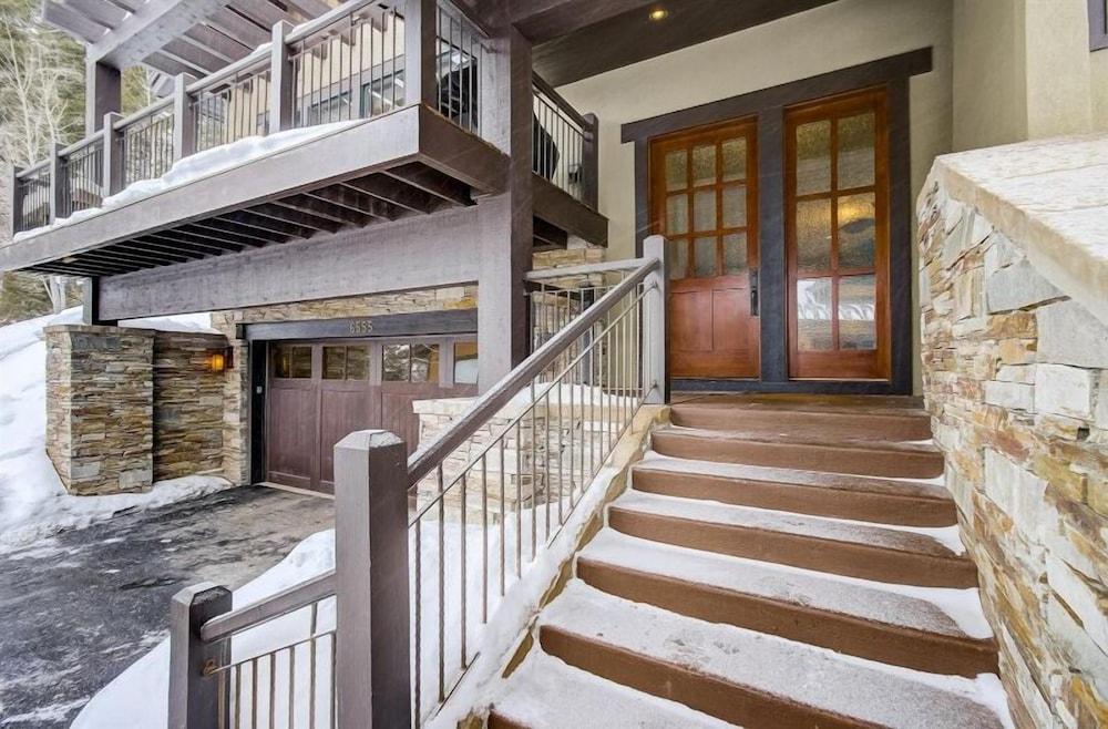 ذا لوكاوت باي أفانتستاي بيوتيفول ماونتن إسكايب بي/ هوت توب آند موفي ثيتر المنطقة الخارجية