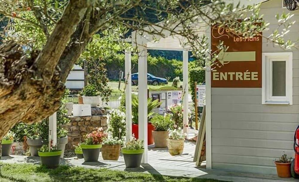 كومبينج ليه بلون تفاصيل الفندق من الخارج