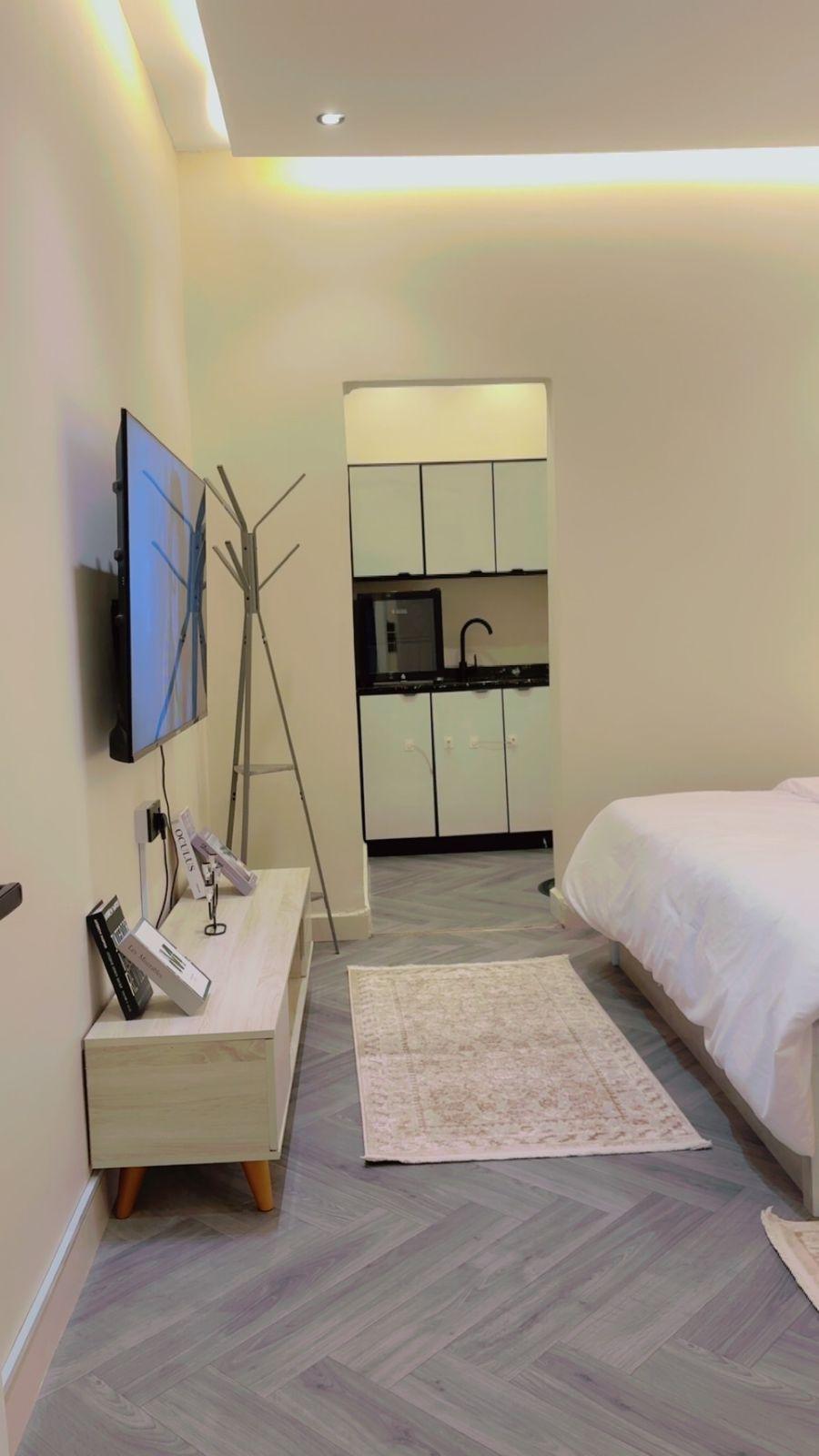 Elegant Studio with Comfortable and Simple Furniture | 5633 Bedroom