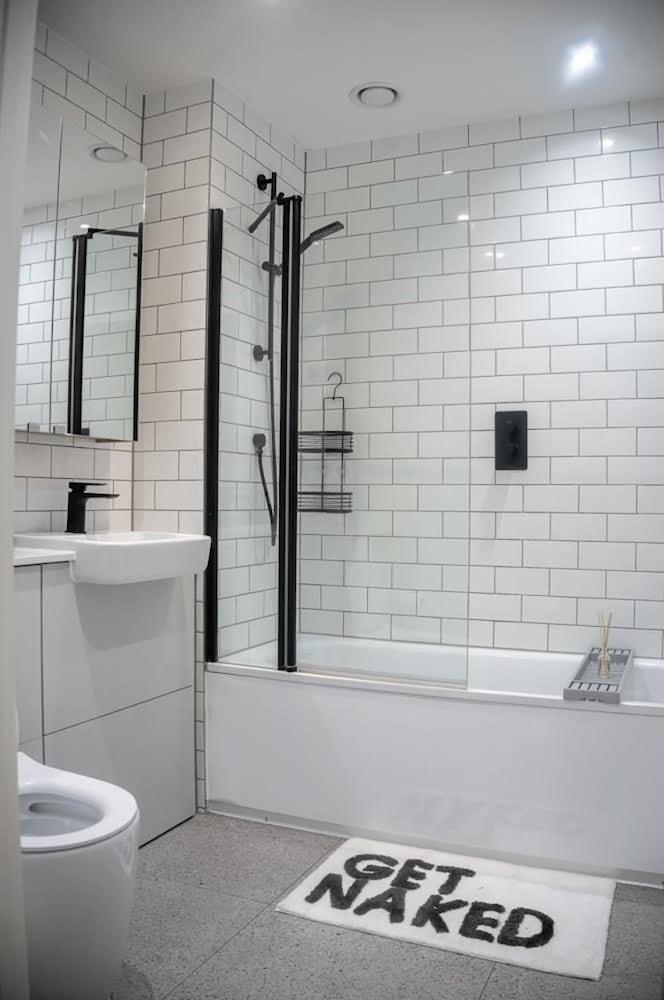 Immaculate 2-bed Apartment in Canary Wharf Bathroom
