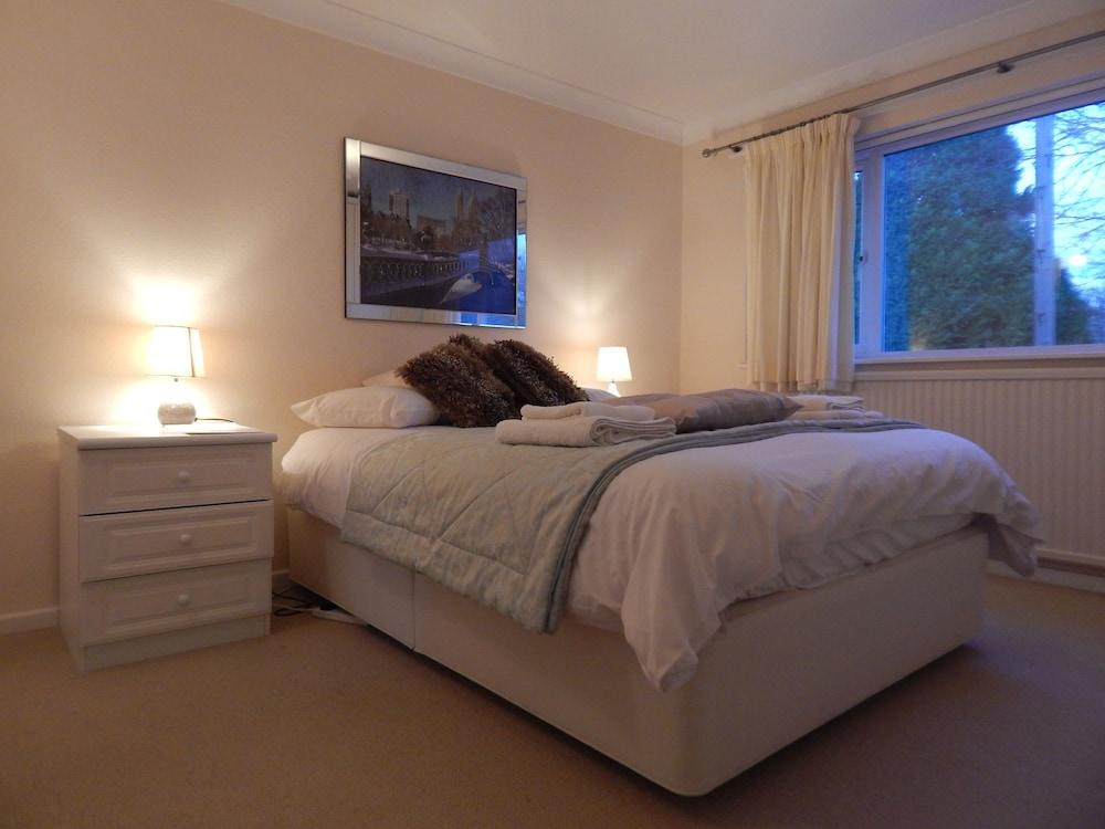 Cherry Palace 3 BD Parking Spaces groups Room